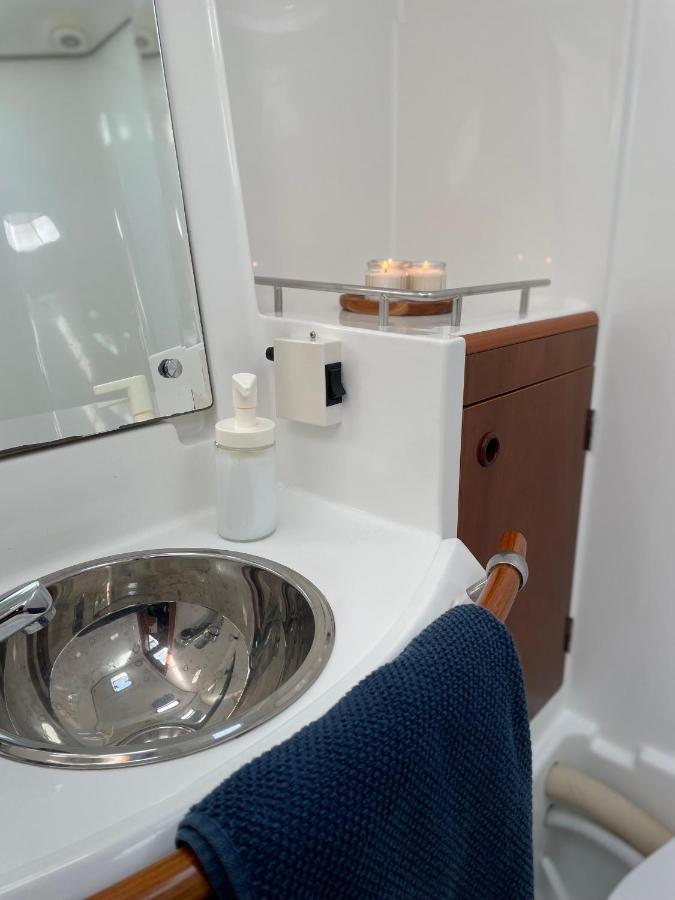 Beautiful And Comfortable Sailboat With Secure Parking Available Hotel Барселона Екстериор снимка